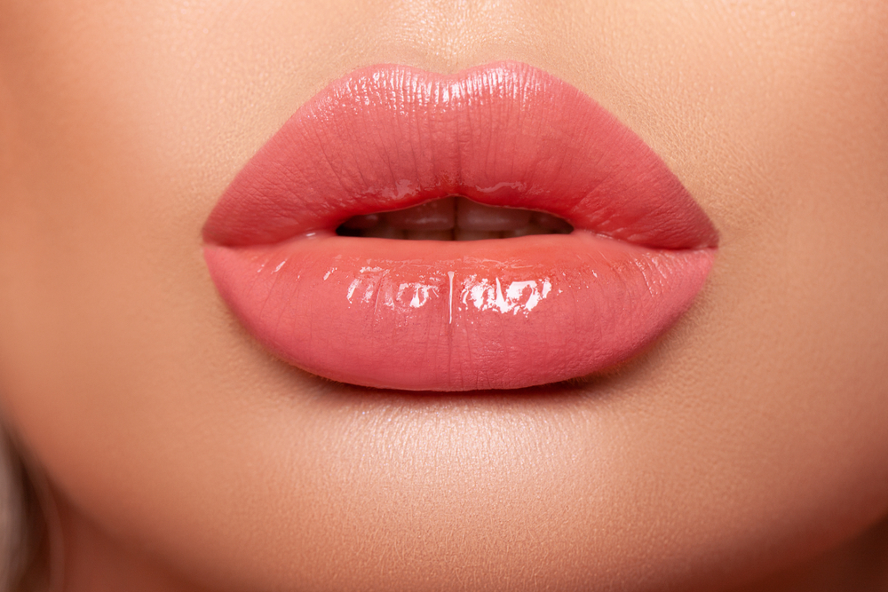 glossy lips with pink lip stick